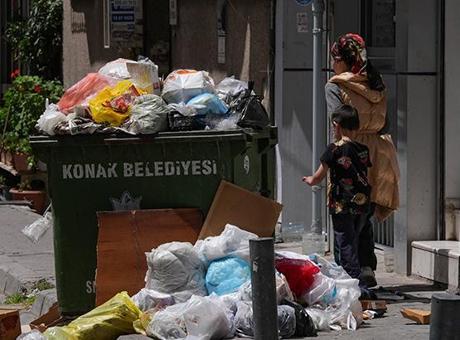 İşçiler greve gitti, şehir çöp kente dönüştü