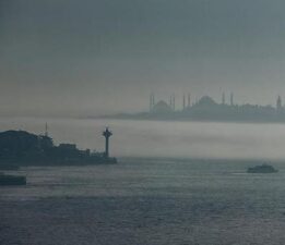 İstanbul Boğazı’nda gemi trafiği sis nedeniyle geçici olarak durduruldu