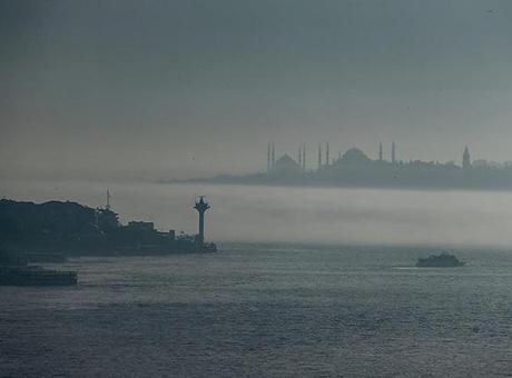 İstanbul Boğazı’nda gemi trafiği sis nedeniyle geçici olarak durduruldu