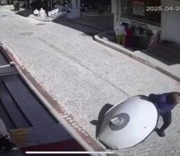 İstanbul’da ilginç olay: Yolda yürürken üzerine anten düştü