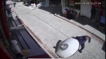 İstanbul’da ilginç olay: Yolda yürürken üzerine anten düştü