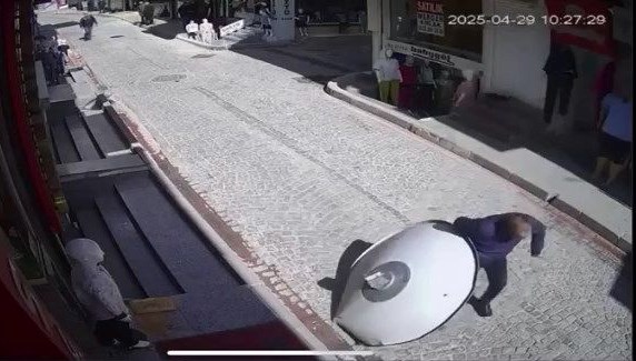 İstanbul’da ilginç olay: Yolda yürürken üzerine anten düştü