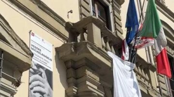 İtalya’da balkonlara Gazze’de ölenler için temsili kefenler asıldı