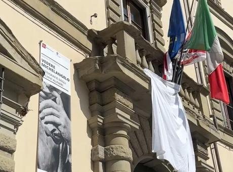 İtalya’da balkonlara Gazze’de ölenler için temsili kefenler asıldı
