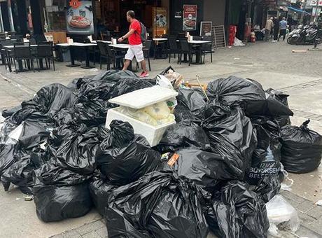İzmir’de grevin 3. günü: Sokaklar çöplerle doldu taştı