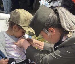 Kadın komutan, şehit kızının isteğini ağlayarak yerine getirdi! ‘Toplu iğne babama batıyor’