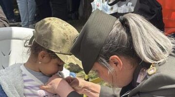 Kadın komutan, şehit kızının isteğini ağlayarak yerine getirdi! ‘Toplu iğne babama batıyor’