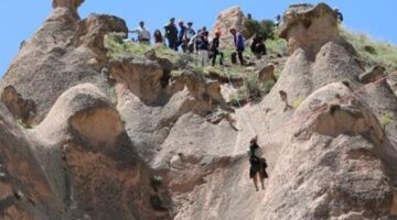 Kapadokya’da panik anları! Turistler kayalıklara indirildi