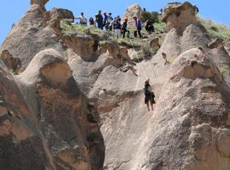 Kapadokya’da panik anları! Turistler kayalıklara indirildi