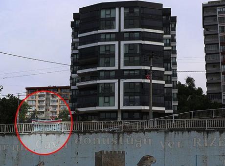 Karadeniz aklı yine iş başında! 38 yıllık kayığını evine taşıdı: ‘Bu sitenin adresini herkes bilir’