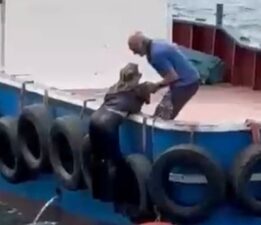 Kartal’da vapurdan denize düşen kadını balıkçılar kurtardı
