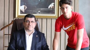 Kayserispor’da Kayra profesyonel oldu