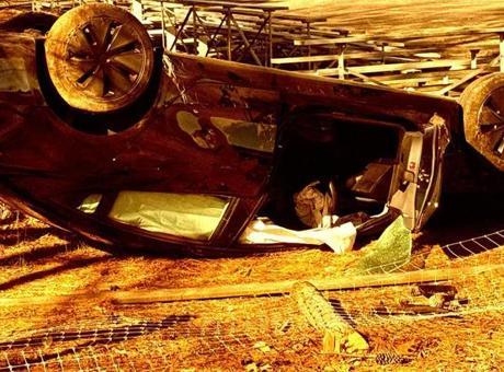 KENDİ KENDİNE GİDEN TESLA YOLDAN ÇIKTI: O ANLARIN GÖRÜNTÜLERİ