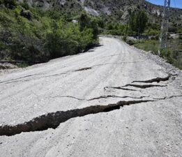 Kentte büyük panik! Yollar ikiye ayrıldı, evler yana doğru eğildi