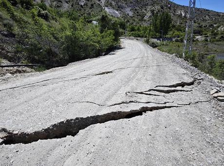 Kentte büyük panik! Yollar ikiye ayrıldı, evler yana doğru eğildi