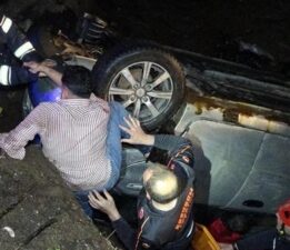 Kontrolden çıkan araç dereye uçtu! 3 kişi yaralandı