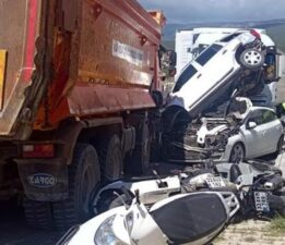 Kontrolden çıkan kamyon ortalığı savaş alanına çevirdi! Kaza yerinden ilk görüntüler