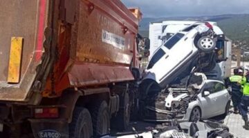 Kontrolden çıkan kamyon ortalığı savaş alanına çevirdi! Kaza yerinden ilk görüntüler