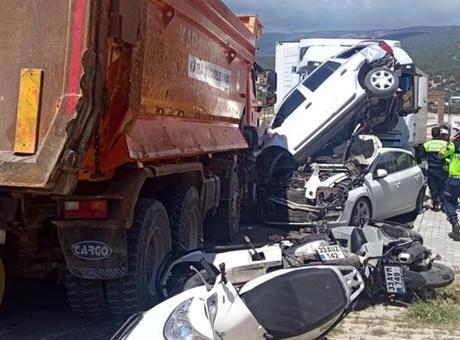Kontrolden çıkan kamyon ortalığı savaş alanına çevirdi! Kaza yerinden ilk görüntüler