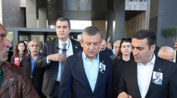 Korumalar neden engelleyemedi? CNN TÜRK yayınında yumruklu provokasyonu değerlendirdiler