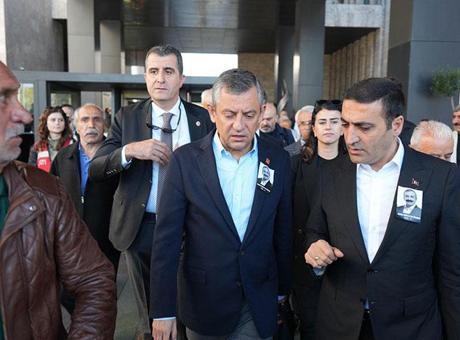 Korumalar neden engelleyemedi? CNN TÜRK yayınında yumruklu provokasyonu değerlendirdiler