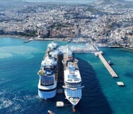 Kuşadası’na 3 kruvaziyerle 8 bin 560 turist geldi