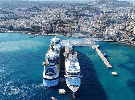 Kuşadası’na 3 kruvaziyerle 8 bin 560 turist geldi