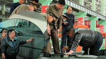 Kuzey Kore lideri Kim tank fabrikasını gezdi, daha fazla üretim talimatı verdi