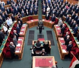 MACARİSTAN MECLİSİ UCM’DEN ÇIKMA KARARINI ONAYLADI