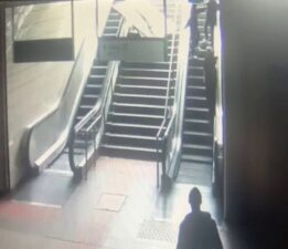 Maltepe metro istasyonunda reklam panosunu kadının üzerine düştü