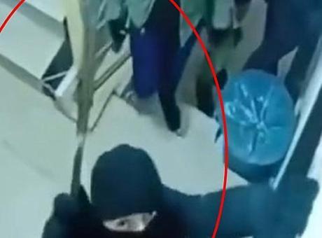Mardin’de kar maskeli 4 kişi husumetlilerinin kapısını parçaladı! İşte o anlar