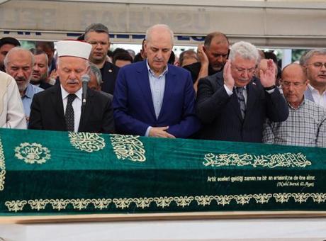 Meclis Başkanı Kurtulmuş, emekli Öğretim Üyesi Prof. Dr. Halis Ayhan’ın cenazesine katıldı