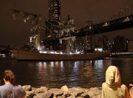 Meksika Donanmasına ait yelkenli gemi New York Brooklyn Köprüsü’ne çarptı: Ölü ve yaralılar var