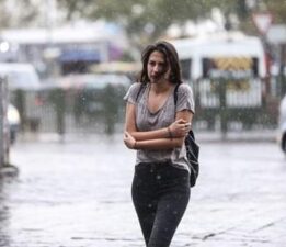 Meteoroloji’den yeni uyarı! Sağanak bir anda bastırdı! Ev ve iş yerlerini su bastı