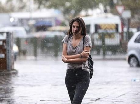 Meteoroloji’den yeni uyarı! Sağanak bir anda bastırdı! Ev ve iş yerlerini su bastı