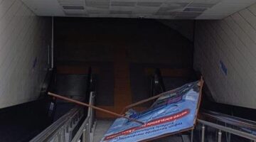 Metro istasyonunda üzerine reklam panosu düşen kadın yaralandı