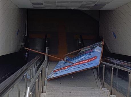 Metro istasyonunda üzerine reklam panosu düşen kadın yaralandı