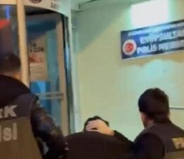 Metrobüs durağında şoke eden ticaret! Çantadan çıkanlar şaşkına çevirdi
