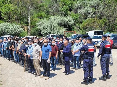 Minik bebeğin ölümü sonrası köy diken üstünde! Cenazeye katılan herkes maske taktı