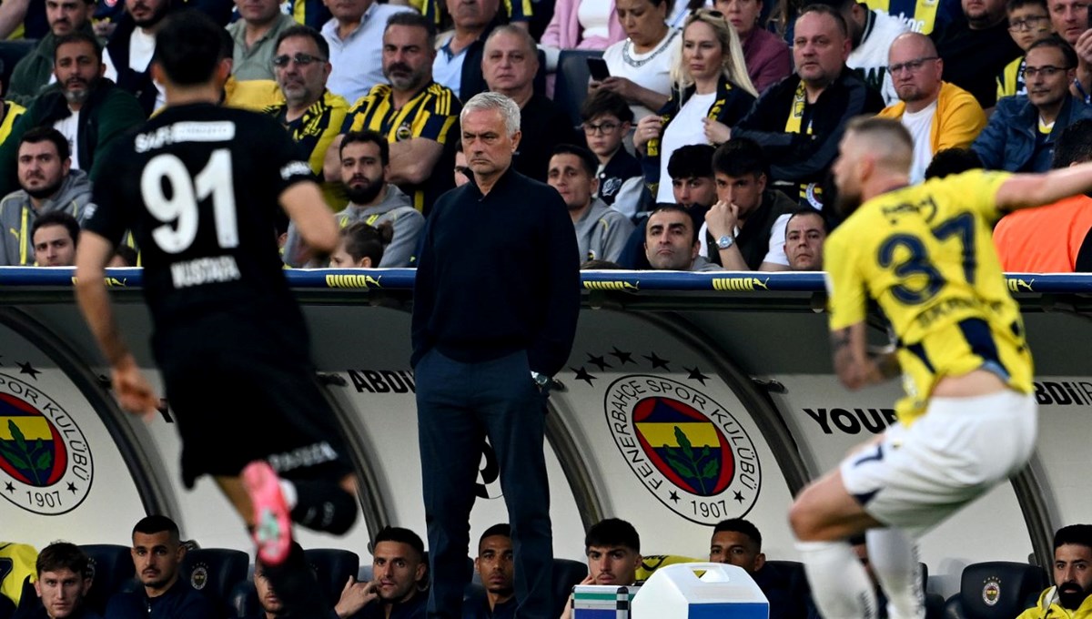 “Mourinho’nun iflası” (Spor yazarları derbiyi değerlendirdi)