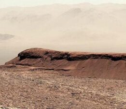 NASA’nın Mars’taki Curiosity Gezgini’nin Sharp Dağı’nda çektiği görüntü paylaşıldı