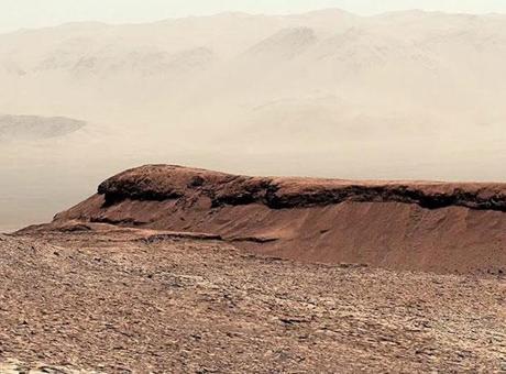 NASA’nın Mars’taki Curiosity Gezgini’nin Sharp Dağı’nda çektiği görüntü paylaşıldı