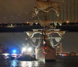 New York Brooklyn Köprüsü’ne gemi çarptı: İşte görüntüler