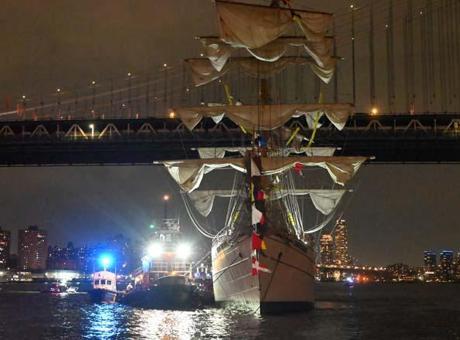 New York Brooklyn Köprüsü’ne gemi çarptı: İşte görüntüler