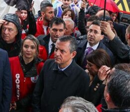 Özgür Özel 1 Mayıs kutlamalarına katıldı