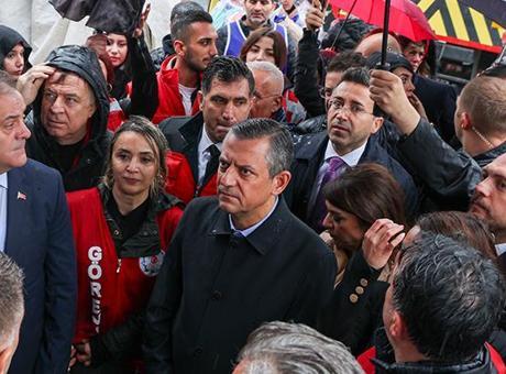 Özgür Özel 1 Mayıs kutlamalarına katıldı