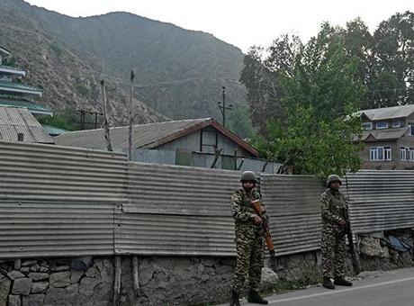 Pakistan hükümeti Hindistan’ın saldırıları sonrası orduya ‘karşılık verme’ yetkisi verdi