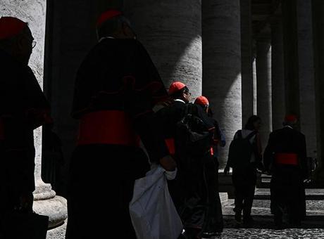 Papalık seçiminde kardinaller yol ayrımında: ‘Ölüm öpücüğü’ korkusu