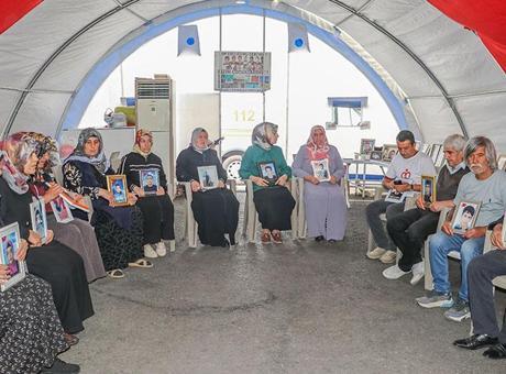 PKK kendisini feshettiğini duyurdu! Diyarbakır’da evlat nöbeti tutan aileler konuştu