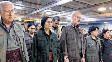PKK’nın feshedildiğinin ilan edildiği fotoğrafı uzmanlar analiz etti: Örgüt yöneticilerinin zoraki vedası